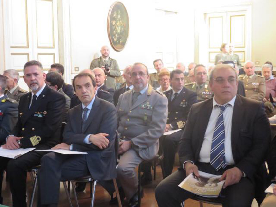 Bruzzone seduto tra i graduati dell'esercito italiano