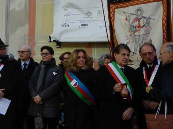 Lilli Lauro al centro della foto, con la fascia regionale